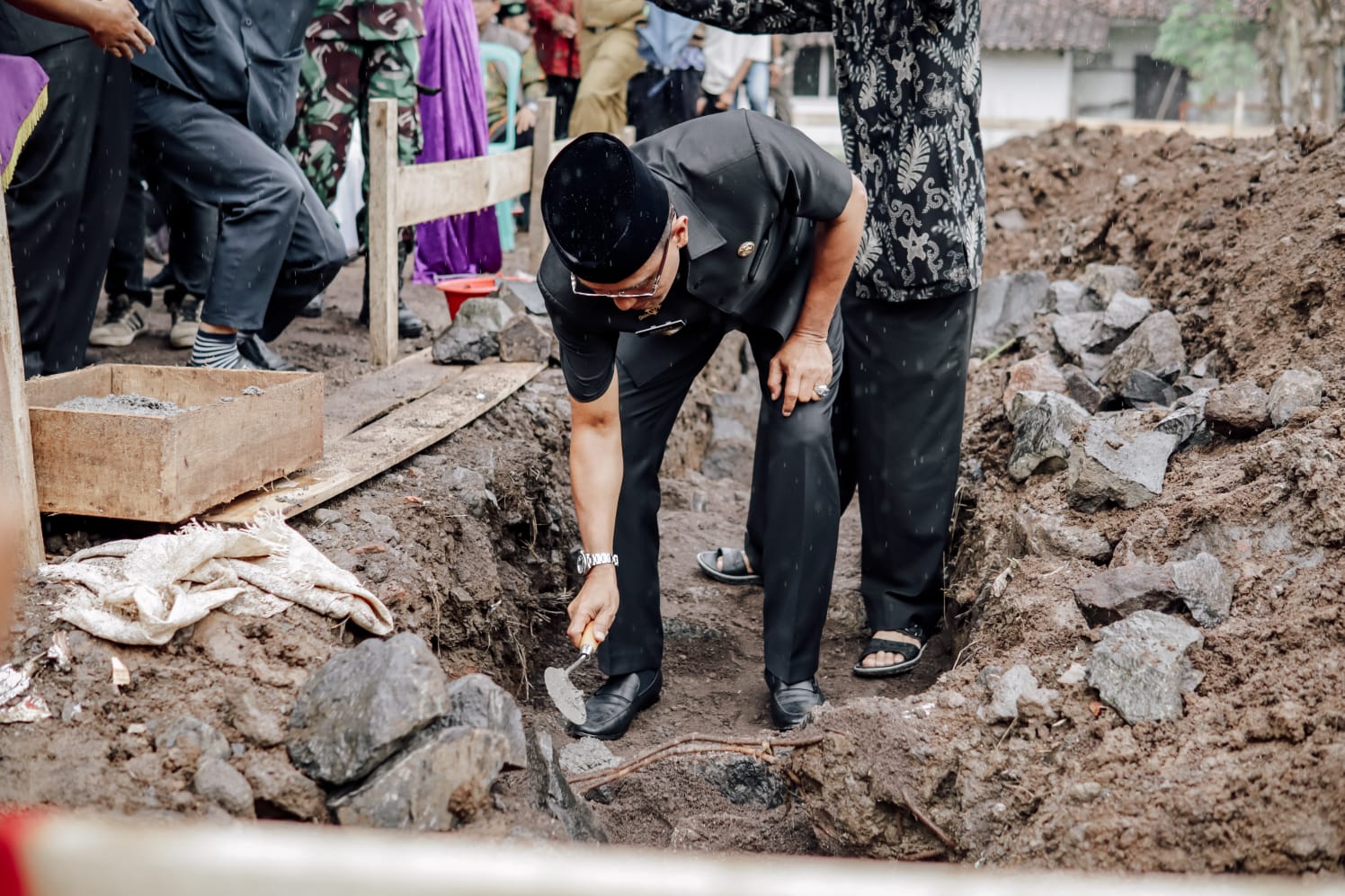 Bupati Herdiat Lakukan Peletakan Batu Pertama Pembangunan Gedung Sekretariat DPC FKDT Ciamis